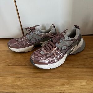 Nike women’s v2k run Smokey mauve running sneaker size 7
